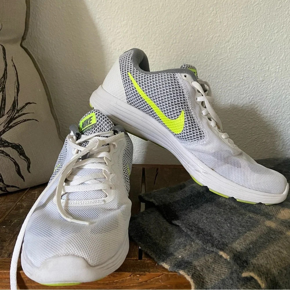 Nike Revolution 3 Running Shoe 9.5 White Grey Lime Athletic Everyday Sporty EUC - Picture 6 of 9